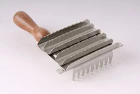 Harlequin Metal Curry Comb - Harlequin