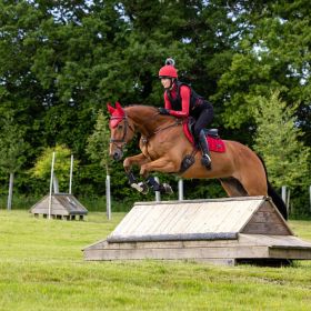 LeMieux Loire Classic Close Contact Square - Chilli - LeMieux